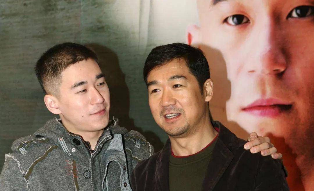 张默出道就在张国立主演的古装历史剧《康熙微服私访记》出演,随即在