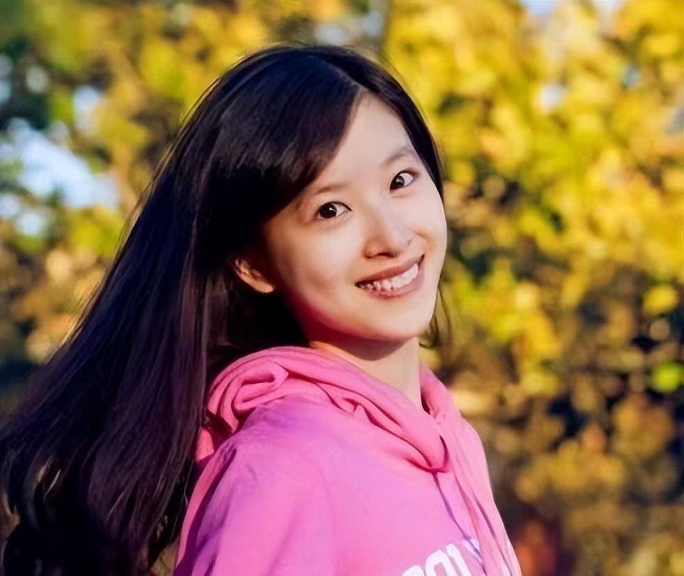 粉色卫衣青春甜美可爱,很符合章泽天的气质.