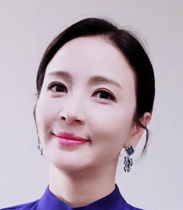 她的原本名叫尹惠英,但因为登记户籍的时候输错了字,所以变成了尹海英