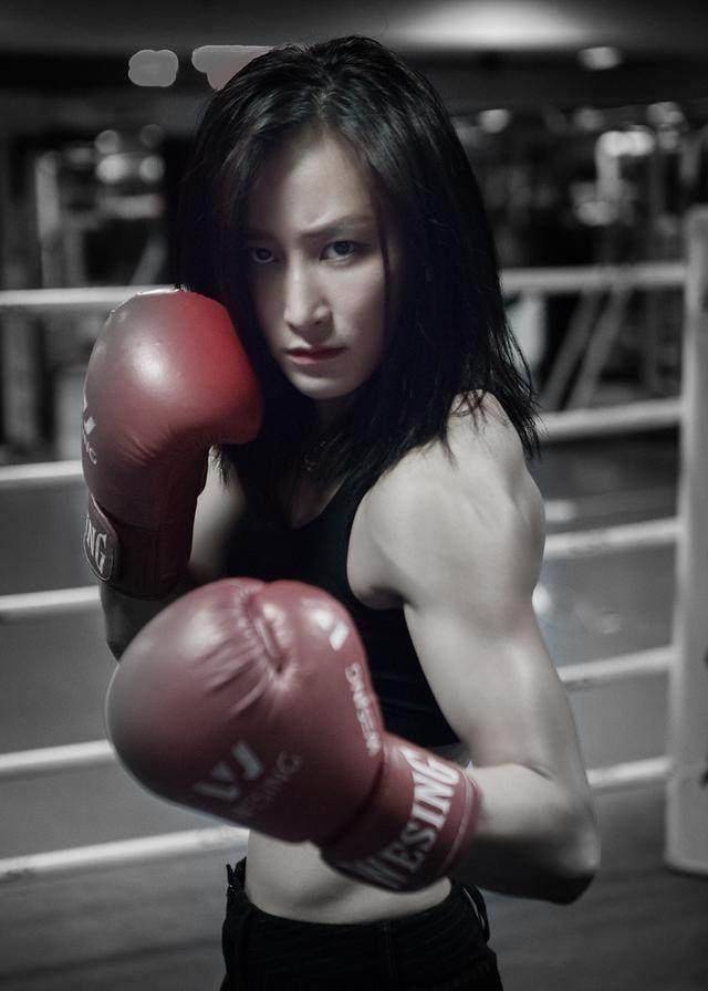 《红海行动》够燃够爆,网友却说:只想为寸头女兵佟莉打call_蒋璐霞