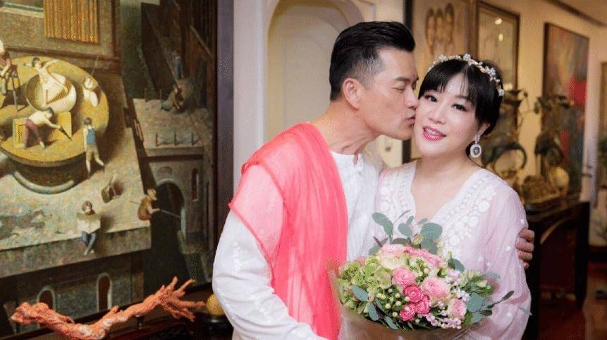 年「奉子成婚」,二人结婚至今20年感情一直很好,两夫妇育有一子吕善扬