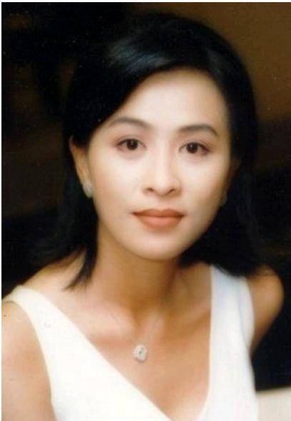 年轻时候的刘嘉玲风采,白皙的皮肤和精致的五官,美到人的心窝里,就算