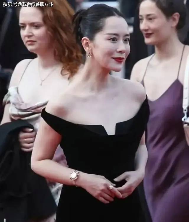 海清穿露背黑丝绒礼服现身戛纳电影节,网友吐槽:海清,太尴尬了_照片