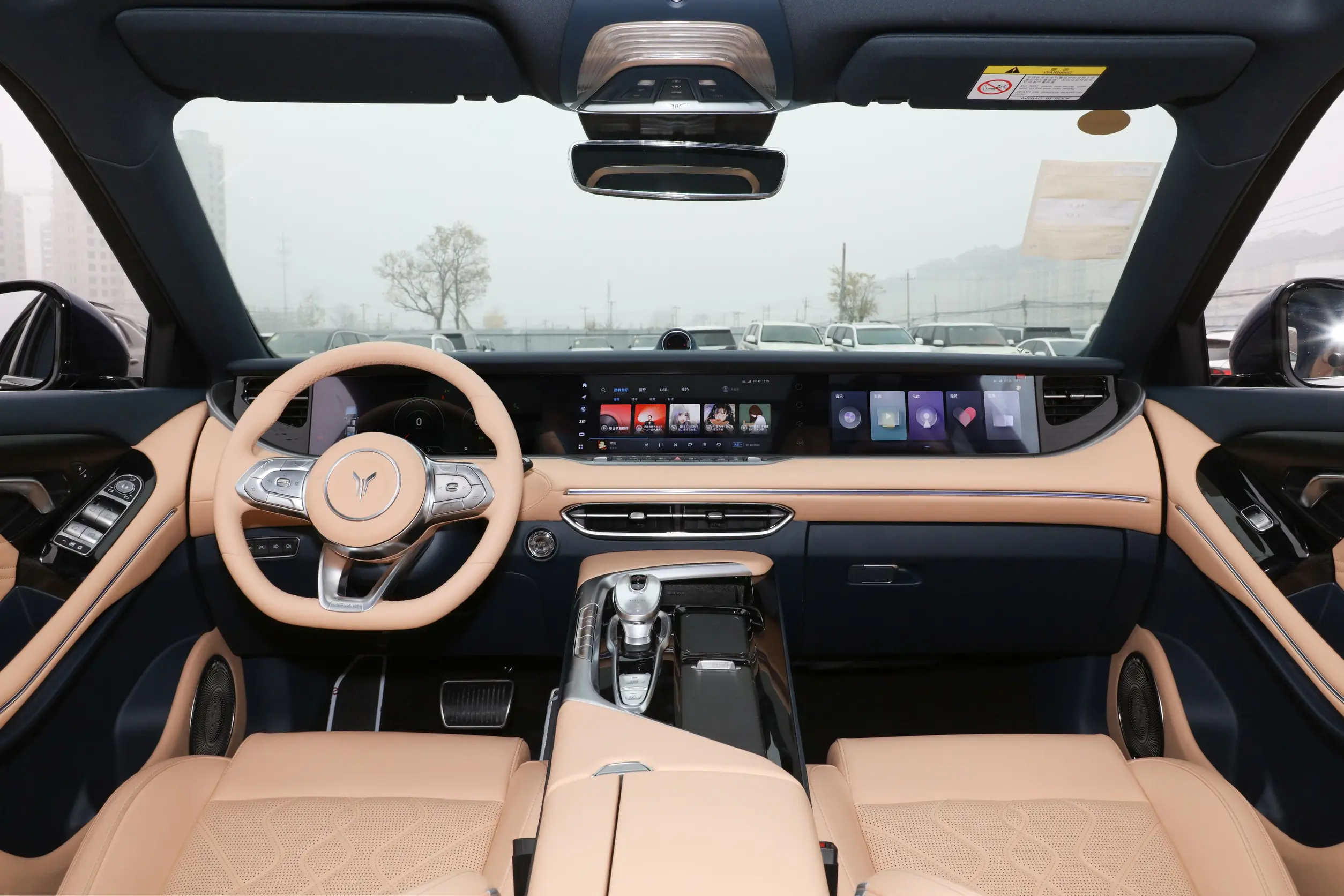 (岚图free)(宝马ix3)内饰上,岚图free营造出了浓厚的科技感,三联屏