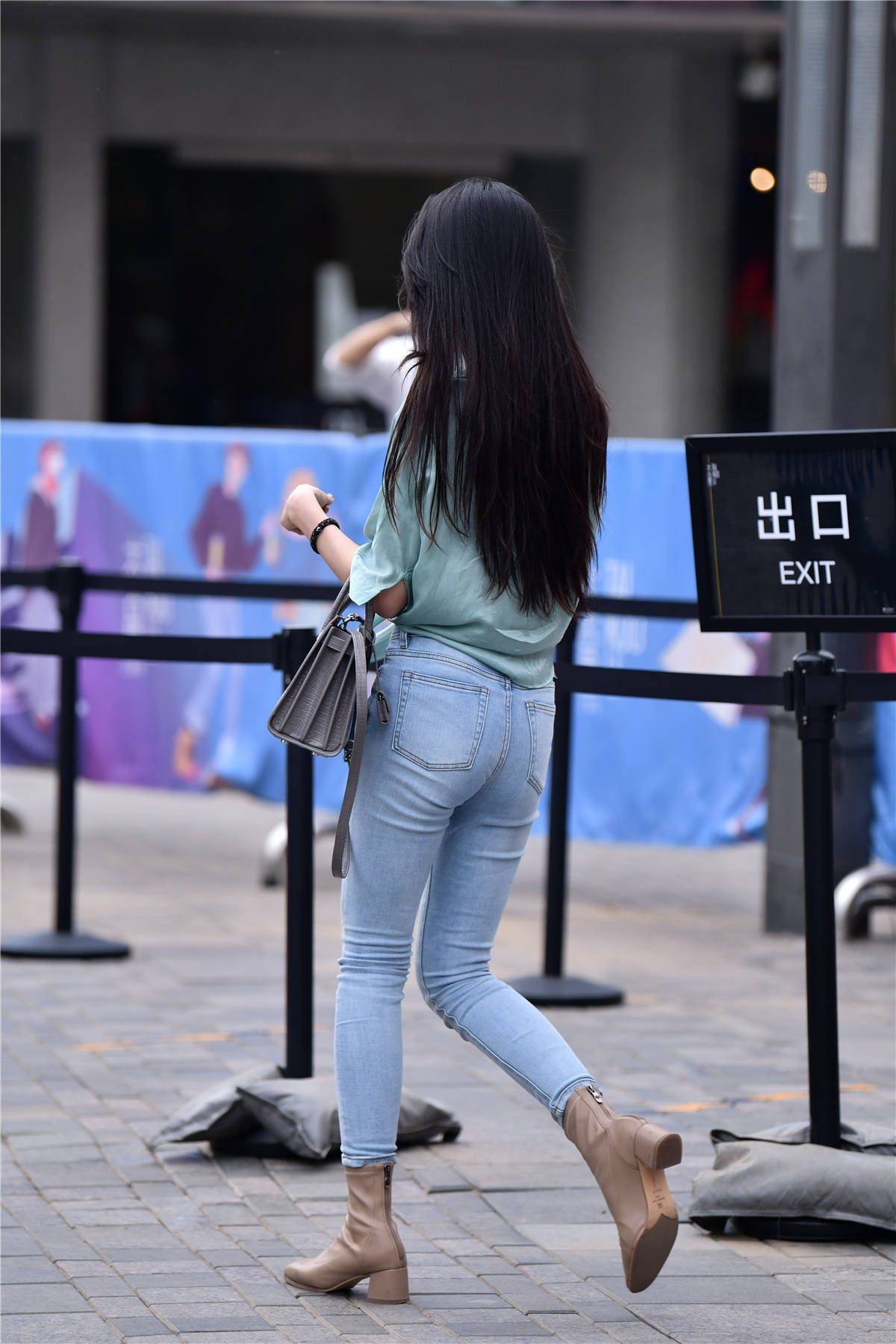 蓝色紧身牛仔裤搭配粗跟短靴,身材匀称的女子,穿搭更好一些_风格_美女