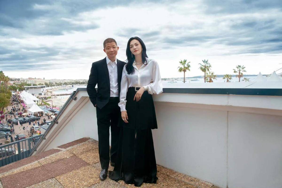 姚晨携丈夫赴戛纳,难得简洁有了国际范,丈夫似保镖太不般配_造型_视觉