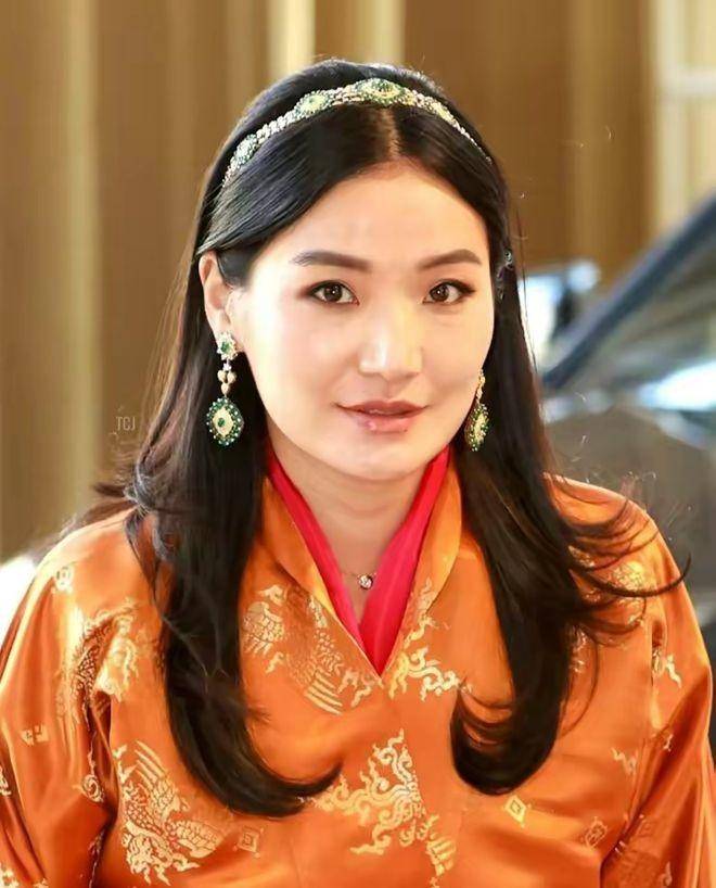 不丹32岁王后:和大10岁国王貌合神离全程无交流,扎起马尾好显嫩