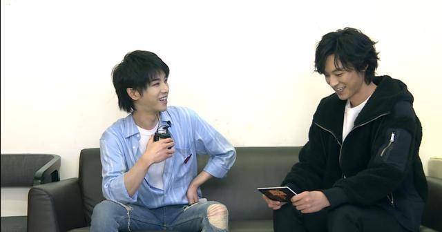 《请回答王牌》华晨宇挑战秦腔传词,关晓彤表情猜词成为游戏黑洞_进行