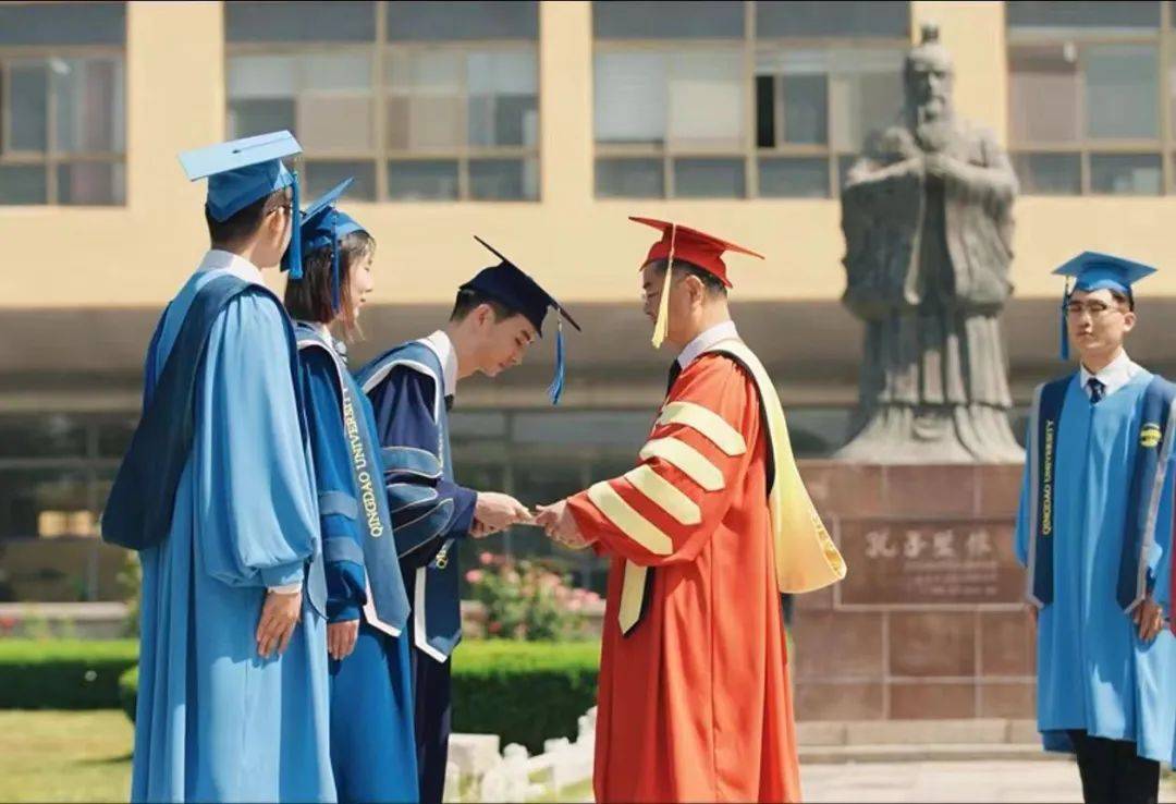 青大学子的毕业礼物送达——青岛大学专属学位服发布_蓝色_色彩_设计