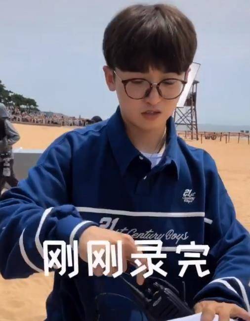 跑男》导演藏得够深,当他拍摄现场照曝光后,颜值比蔡徐坤还帅_姚译添