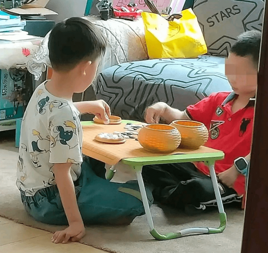 孩子去邻居家做客,是否可以接受邻居给的食物?_东西_引导_礼仪