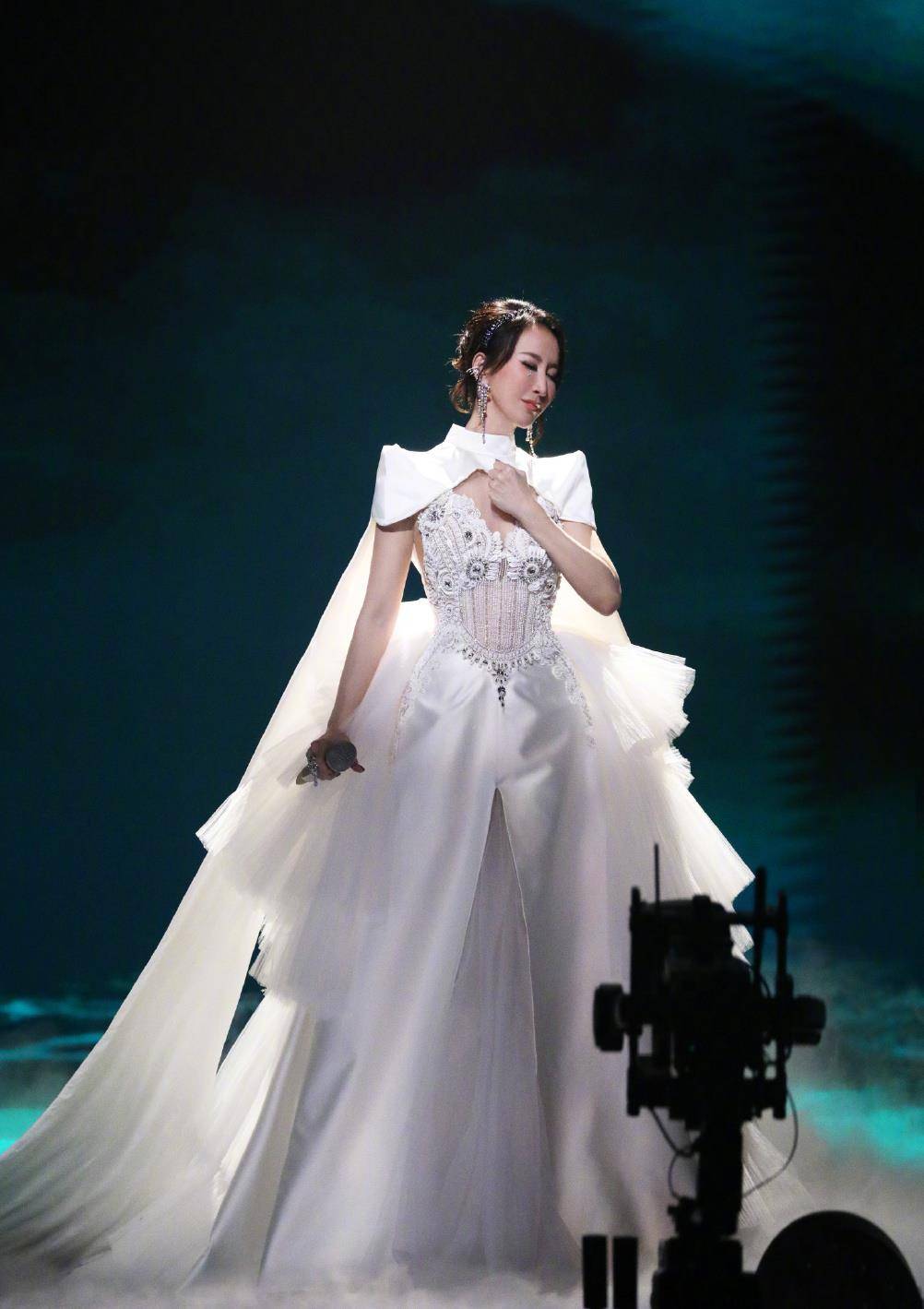 《声生不息》最新一期 李玟复制经典 穿婚纱演唱《天若有情》