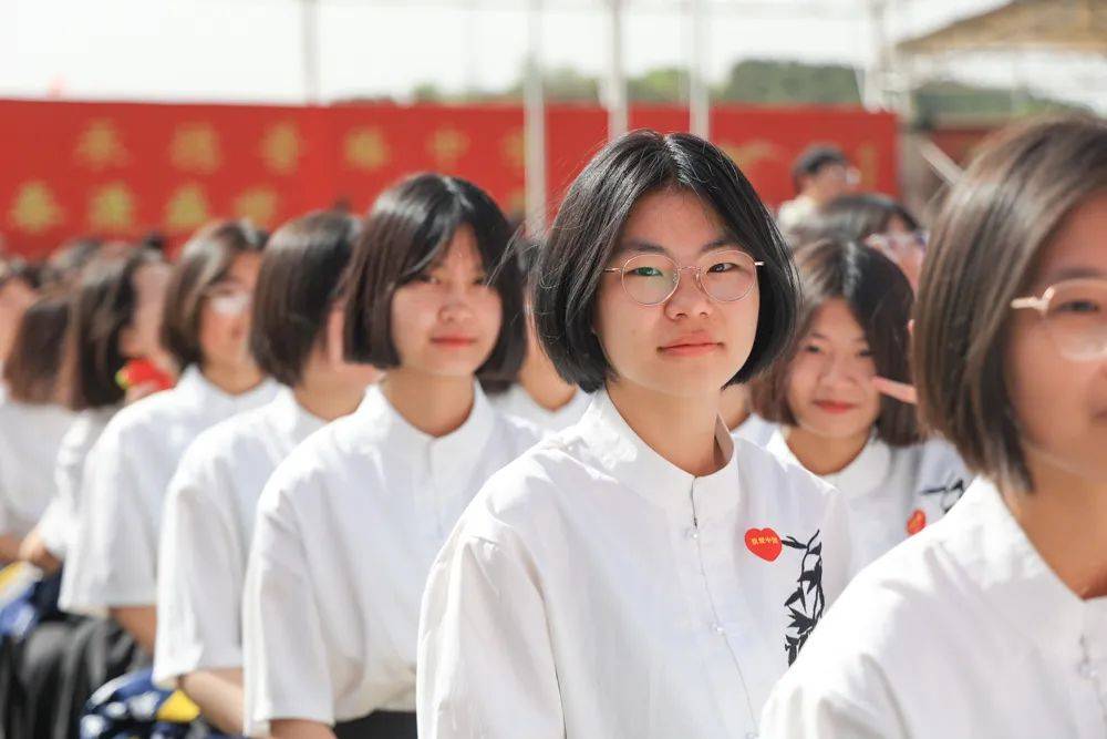 承德普臻中学举行"乘超越之风 歌青春华章"五月飞歌校园合唱比赛_学子