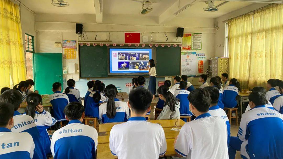 走进石潭镇第一初级中学八年级美术课堂,罗月媚老师正在给学生们讲解