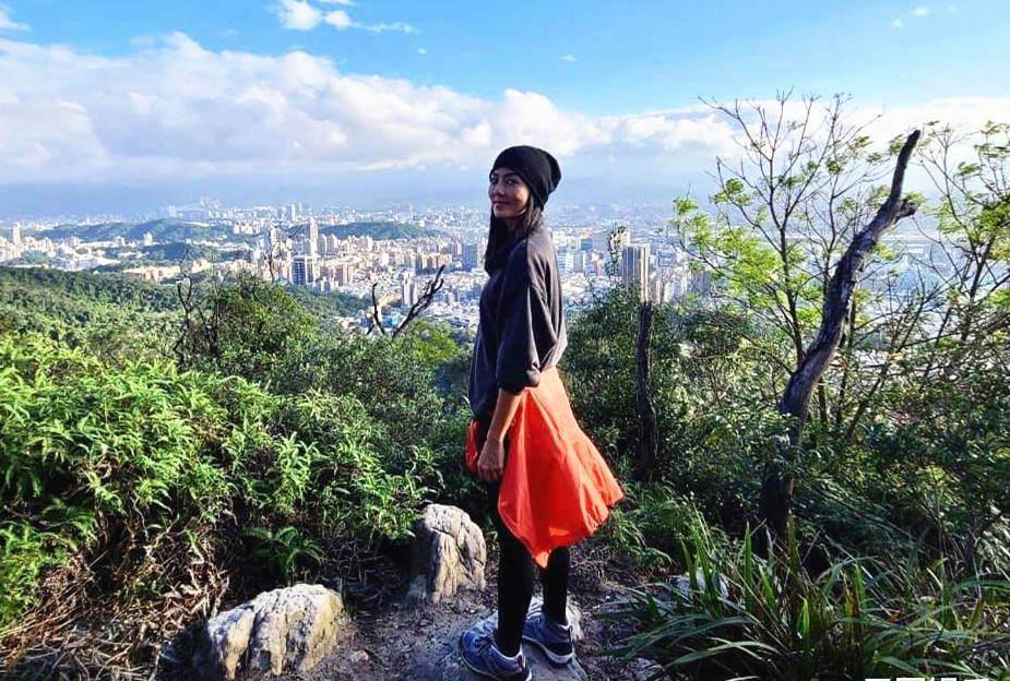 "最美藤堂静"钱韦杉一家出游,47岁冻龄有术,俩儿子高大帅气_爸爸_篮球