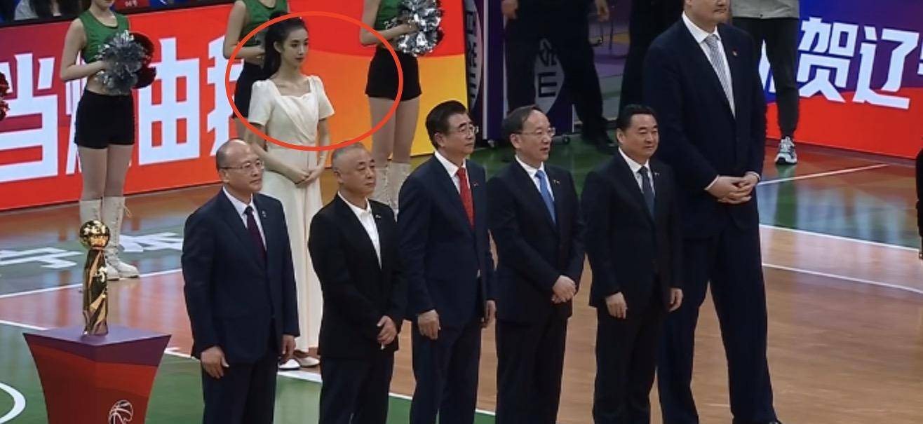 姚明杨鸣搞笑互动,礼仪小姐抢镜,艾伦低调_球迷_这是因为_评论