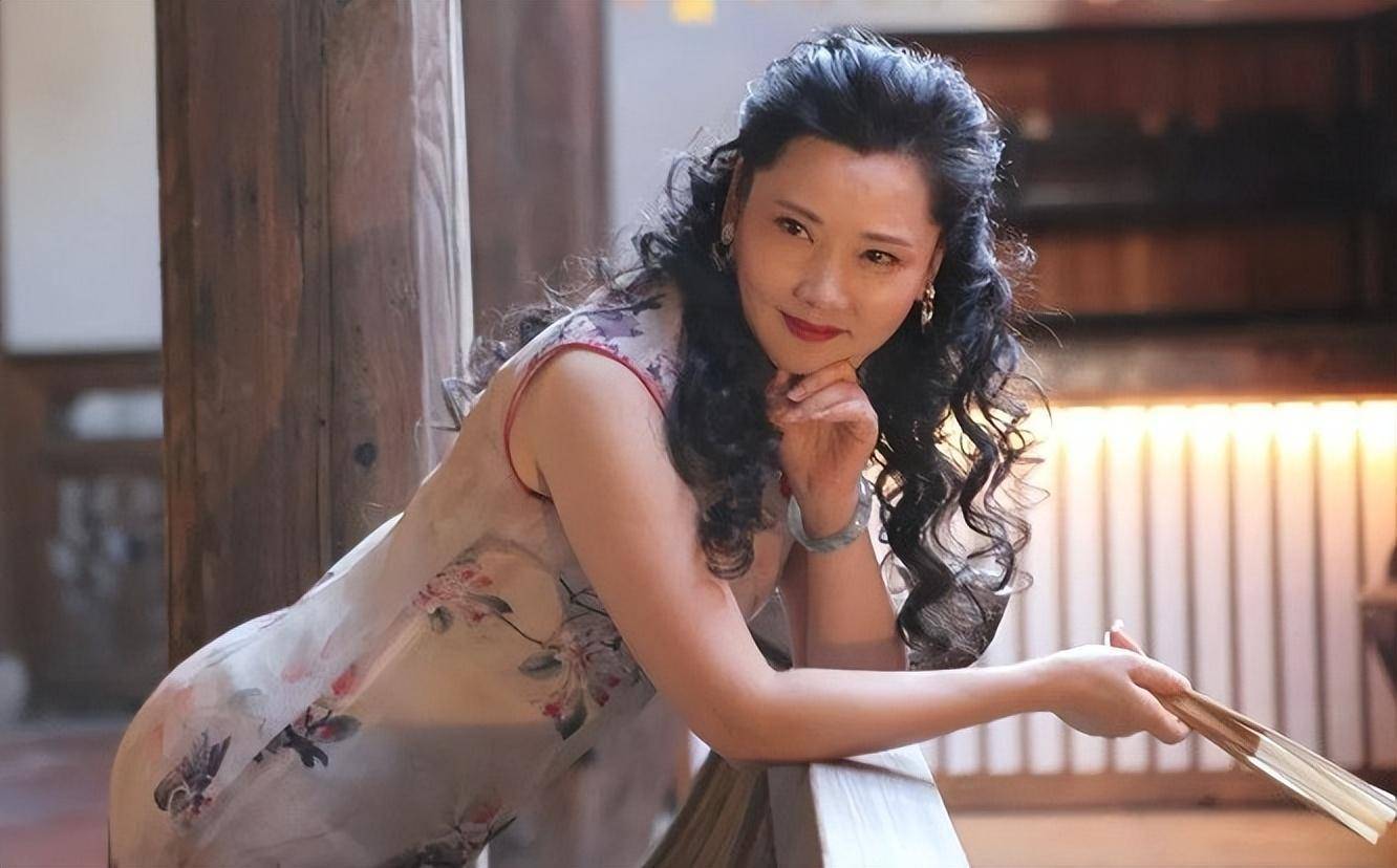 何赛飞:因太美无人敢追,嫁初恋为事业10年不生,还