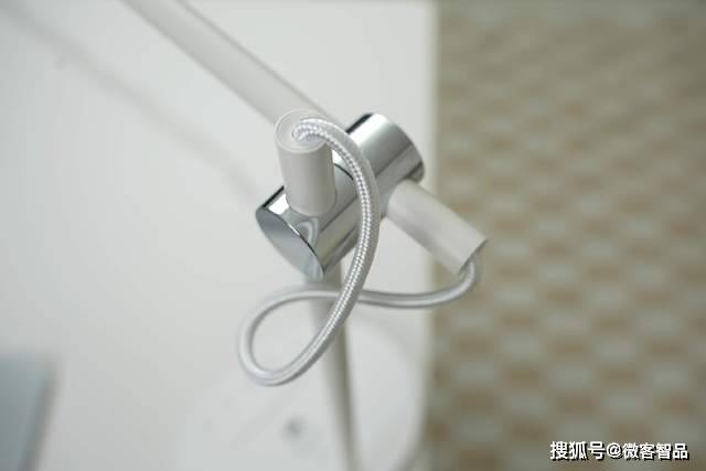 台灯的主体支架采用了双轴铝合金灯臂,配合阻尼转轴,高度,角度均可