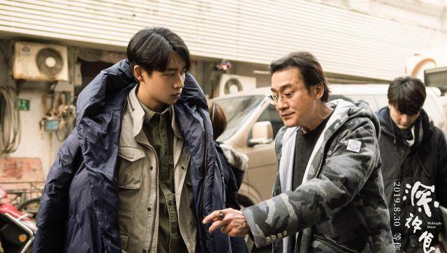 《深夜食堂》曝幕后特辑梁家辉亲身试戏指导演员_演技_彭于晏_魏晨