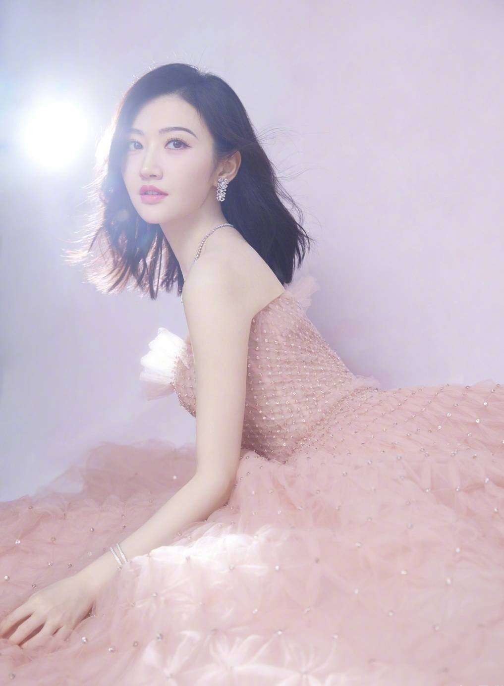 电影华表奖红毯:柳岩娇媚有致,景甜仙气十足,佟丽娅魔鬼身材_长裙