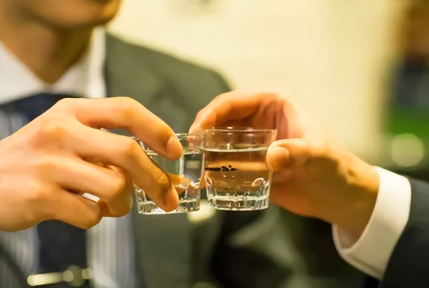 职场应酬的场合千变万化,有正式的商务晚宴,也有轻松的团队聚餐.