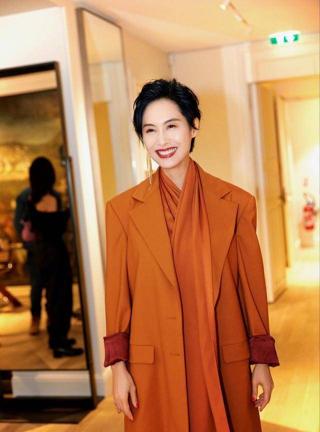 50岁"紫霞仙子"风采依旧,身材时尚时尚万种,妥妥的冻龄女神_健身_肌肉