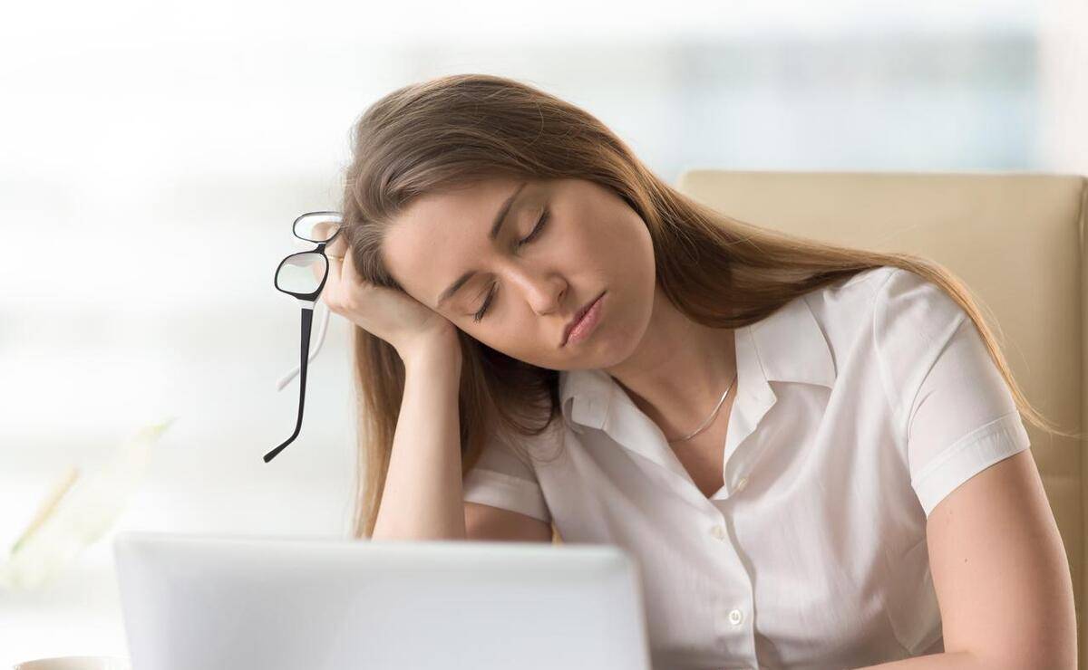 长期缺乏充足的睡眠会导致注意力不集中,记忆力减退,情绪不稳定以及