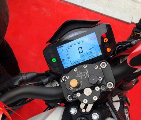 这款贝纳利752s的外观和杜卡迪怪兽有几分相像.