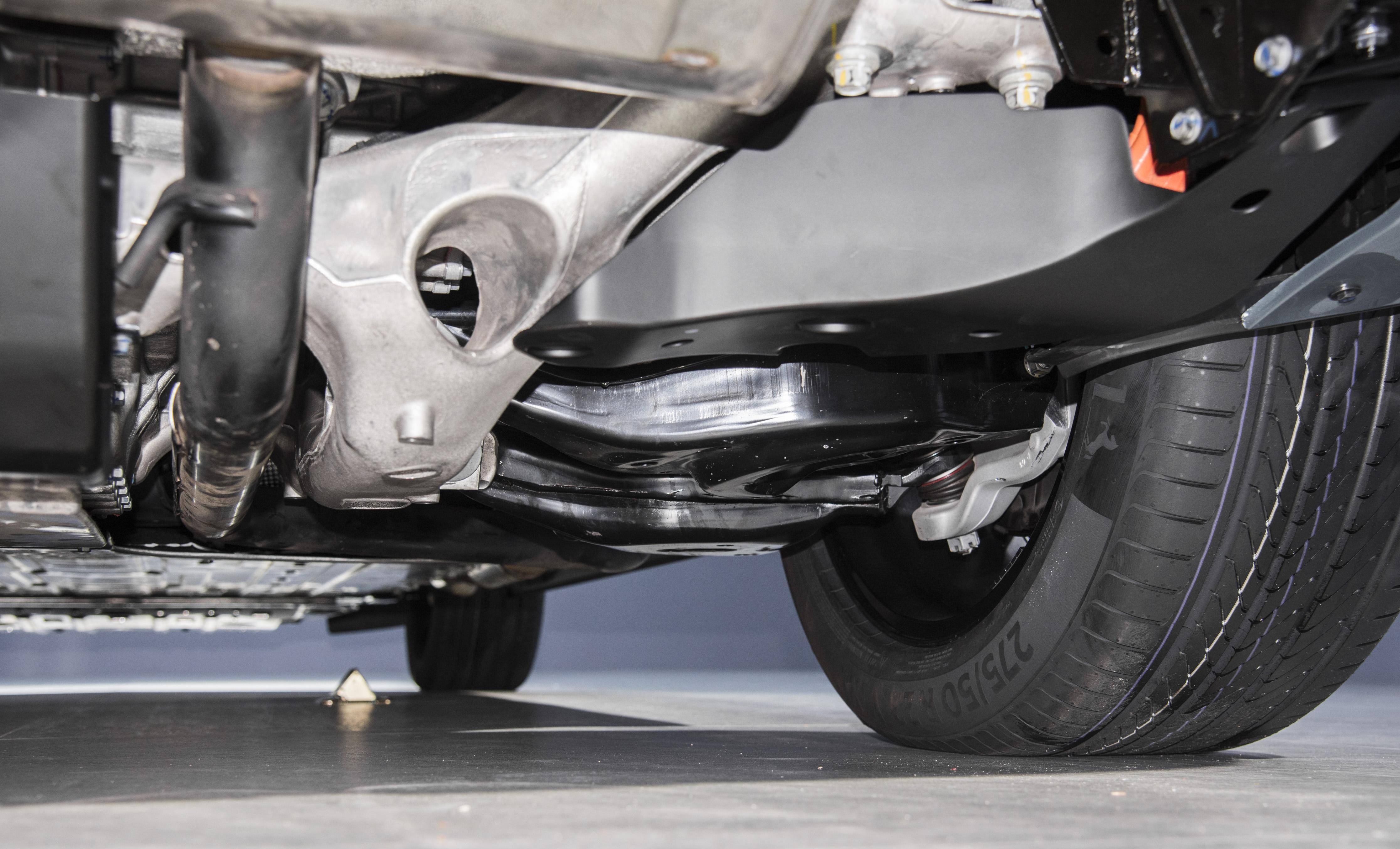 底盘在底盘结构方面,仰望u8 2023款 豪华版的前悬架采用了双叉臂式