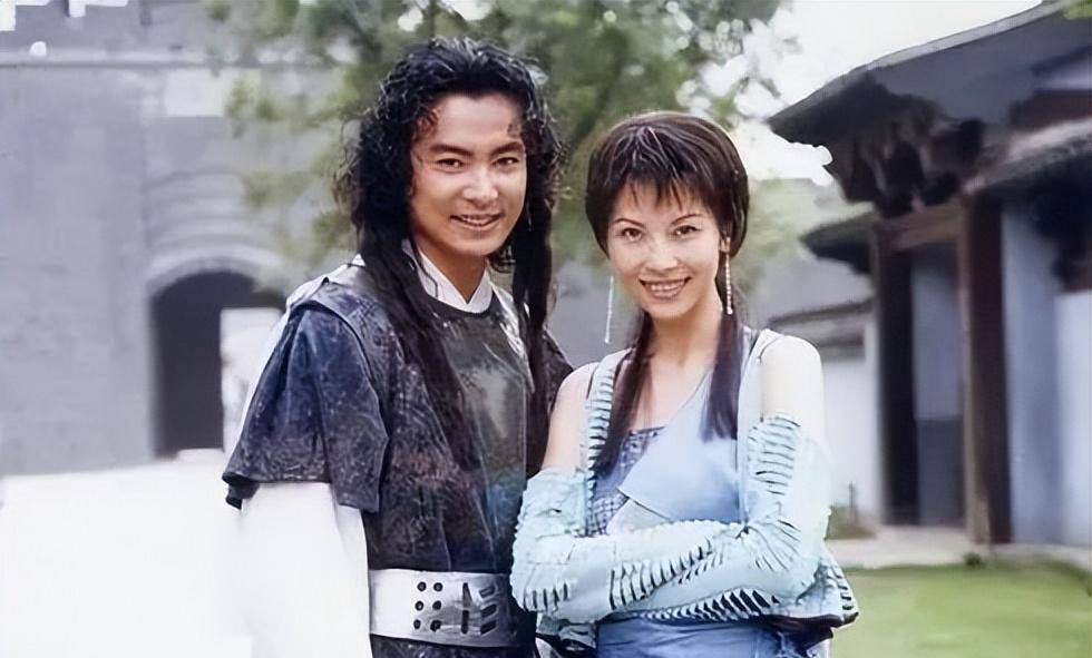 蔡少芬饰演的豆豆非常讨喜,对爱情一心一意,愿意付出一切,跟童博(于波