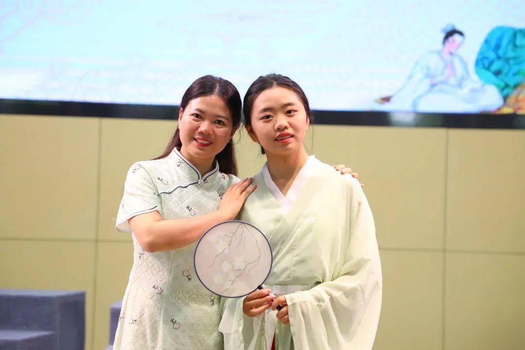 剪视频的8·5班总导演韩昊润,独自撑起整个编舞的副导演曾诗洁,田美琪