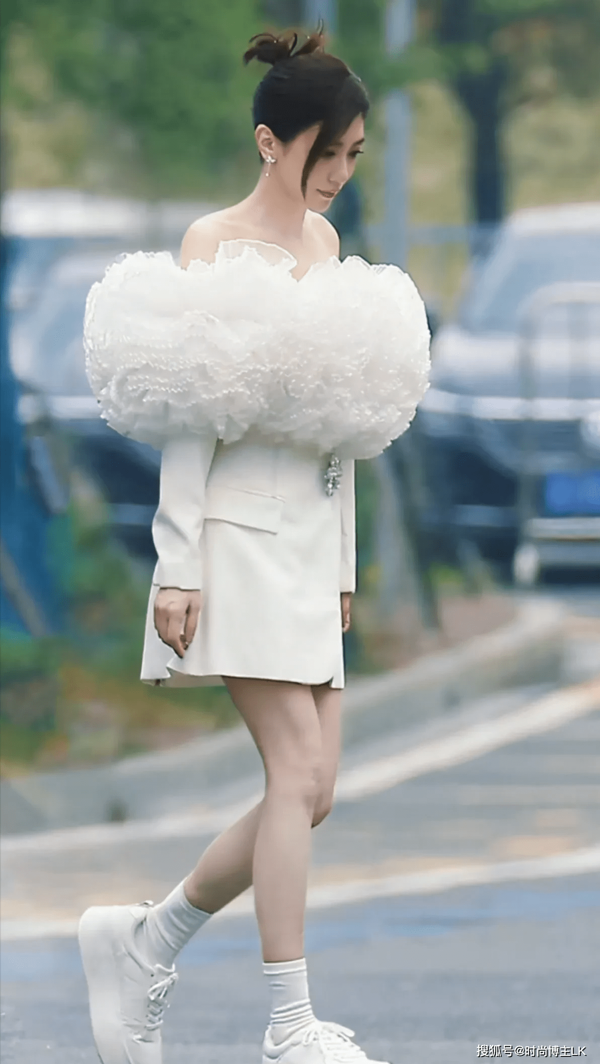 49岁贾静雯一袭"绣花球"裙美上热搜!