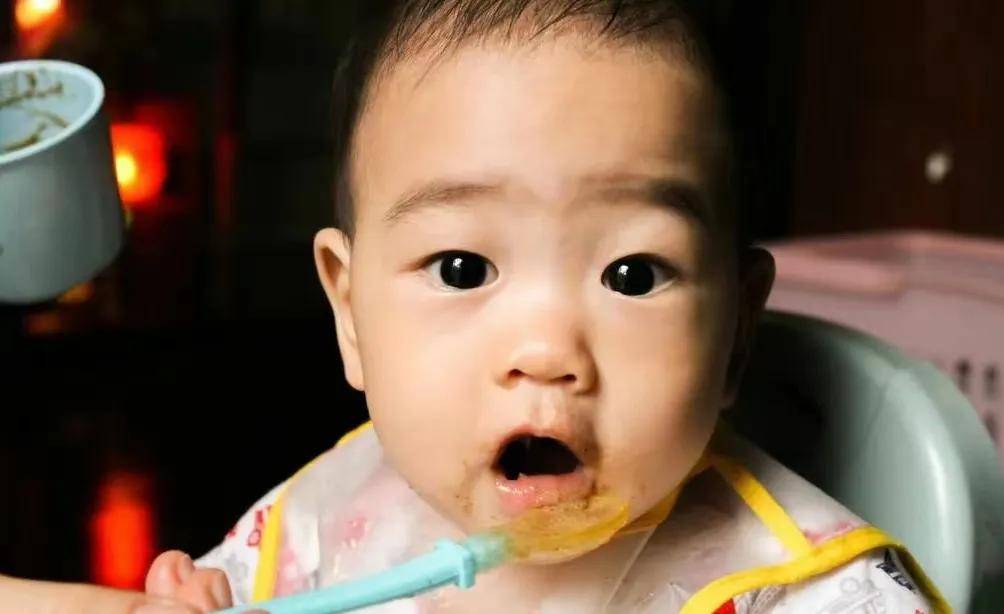 宝宝在添加辅食的时候,容易进入＂五晚＂的误区,会影响孩子的生长发育