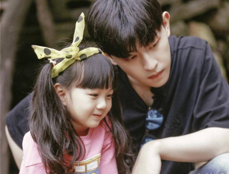 8岁阿拉蕾同框董力,"小山竹"近照曝光,邓伦宠爱的女孩长大了_节目