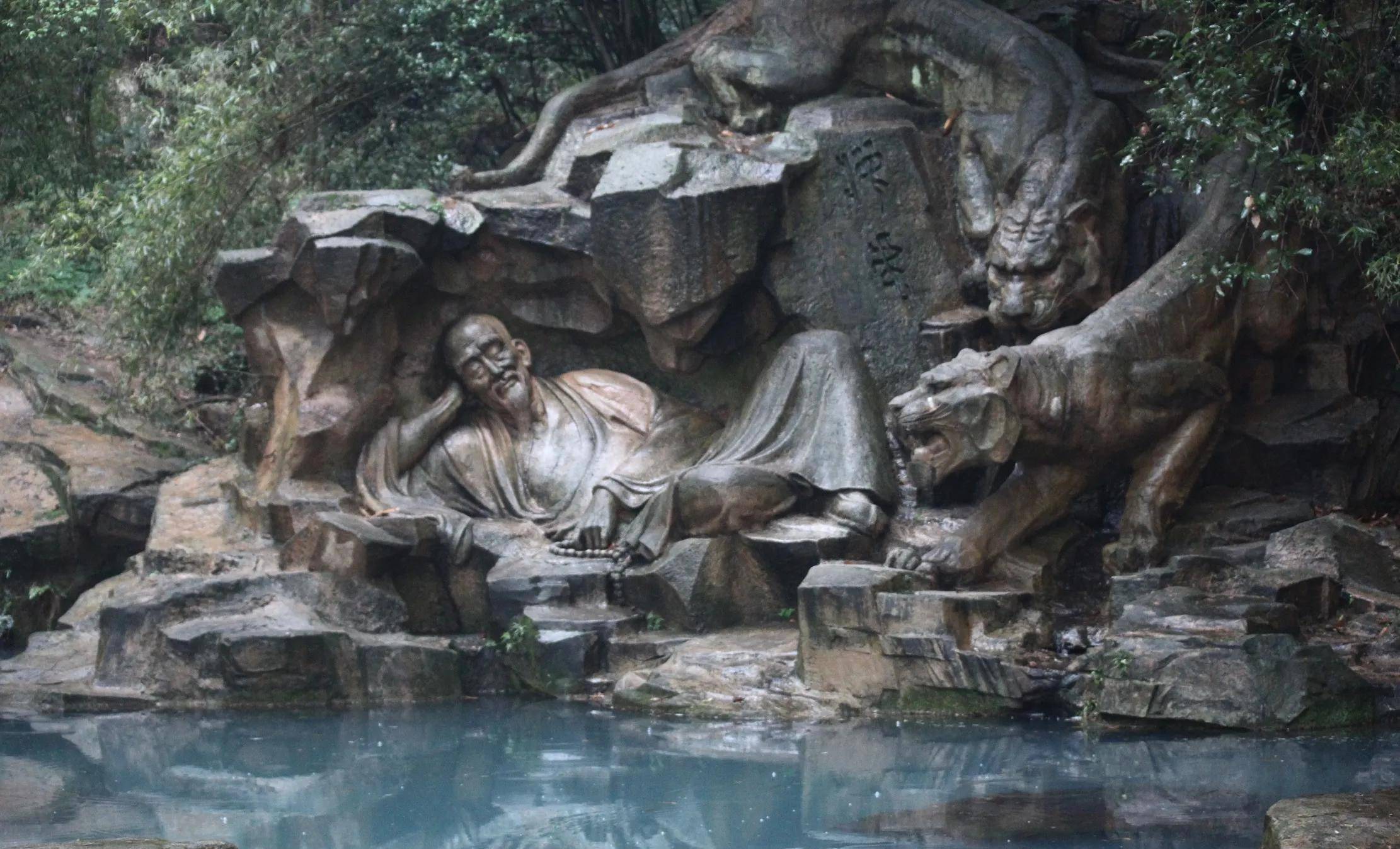 虎跑泉水素以甘冽醇厚著称,经常饮用有一定的保健功效,因此经常见到