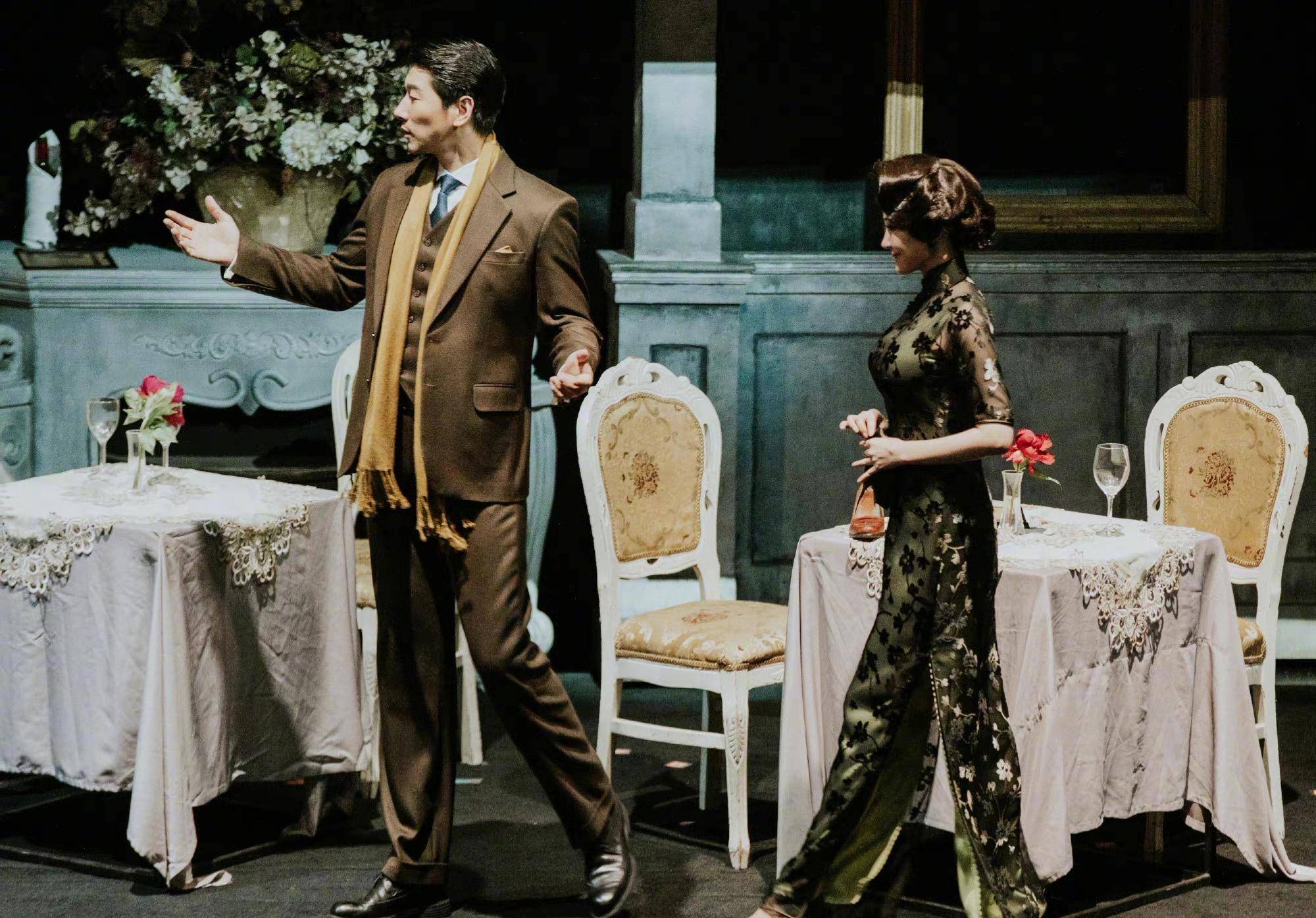 许晴与小22岁肖战演情侣,画风毫无违和感,眼神里都时尚!