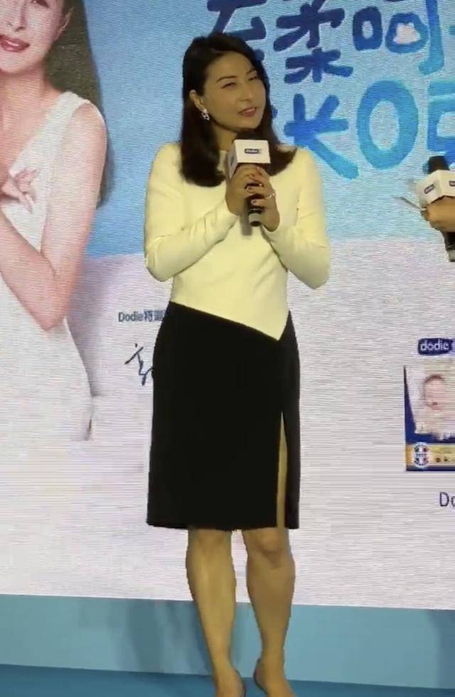 41岁郭晶晶同框37岁吴敏霞大肚老妈身材少女!_黑色_衣服_白色