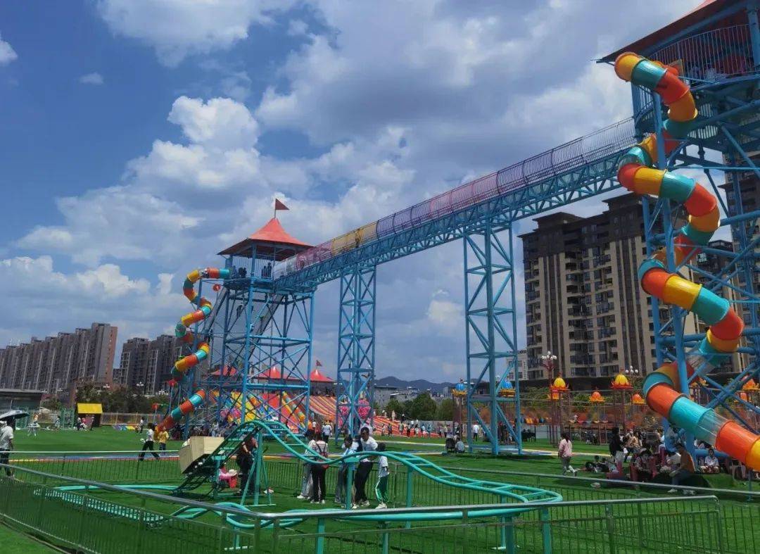 无需走远休息区小吃甜品超市客服中心内设一票畅玩等40余个项目熊