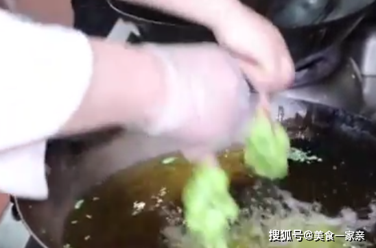 60岁大娘在高校卖“升级版”鸡腿,5元一个,一天卖出2000个!(图2) 鸡腿辅助_鸡腿辅助月卡_刺激战场鸡腿辅助代理