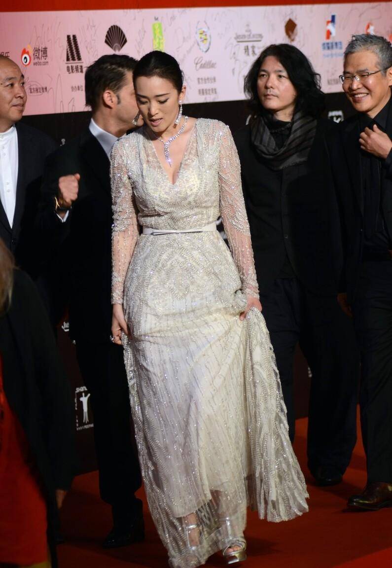 难得巩俐身穿白色时尚裙秀凹凸曲线,十分"柔美",真的很时尚_装饰_美感