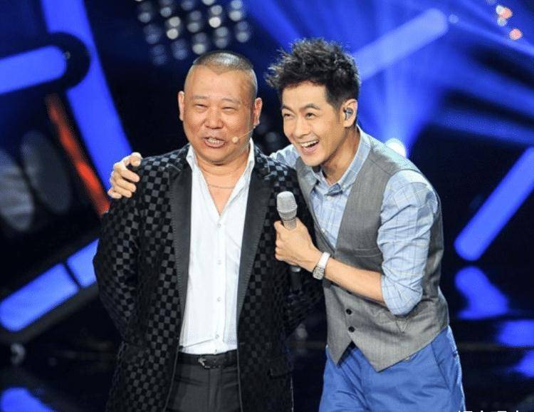 刘德华与郭德纲同框,两人年龄相差12岁,站一起却像是同龄人_年纪_对比