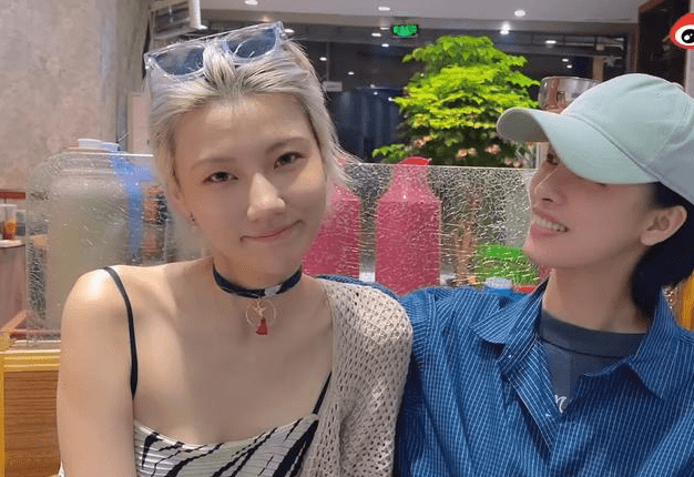 王萌与闺蜜外出聚餐?