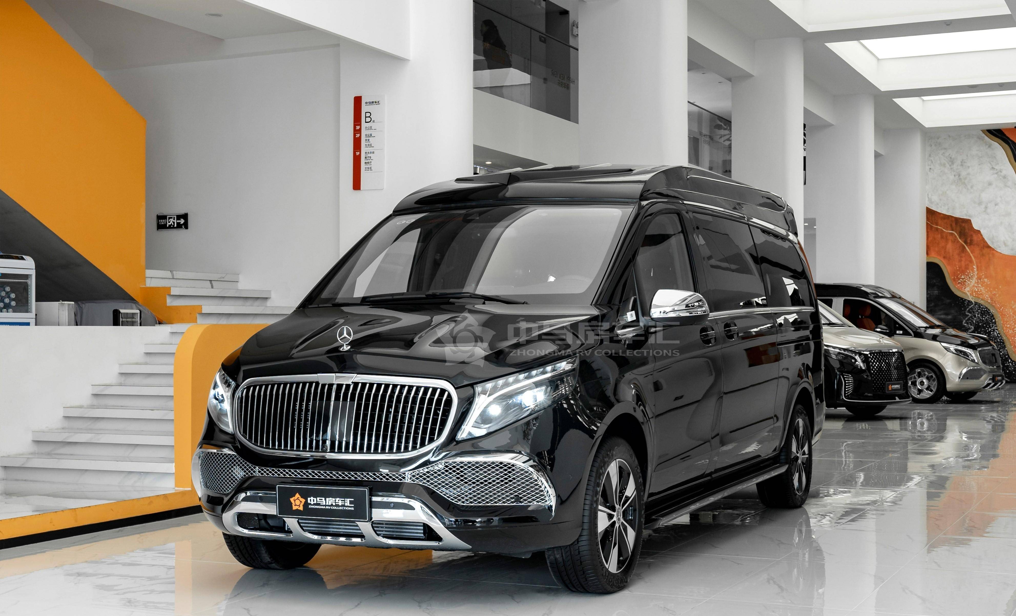 外观方面,这款奔驰v260l冰岛红豪华版银白色直瀑式中网,大面积镀铬件