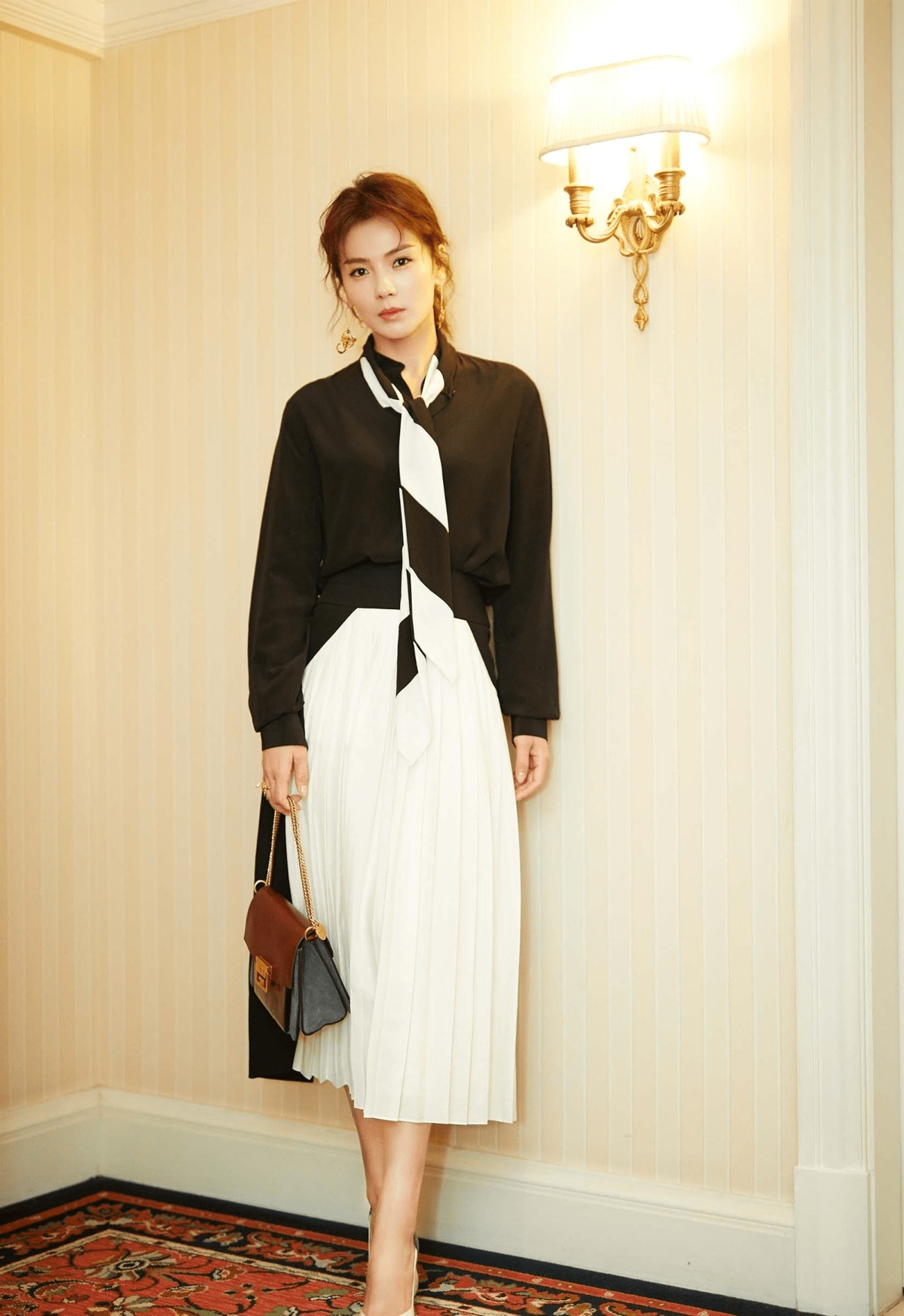 43岁刘涛越活越年轻,穿衣打扮优雅大方,不装美看着让人舒服_刘涛来