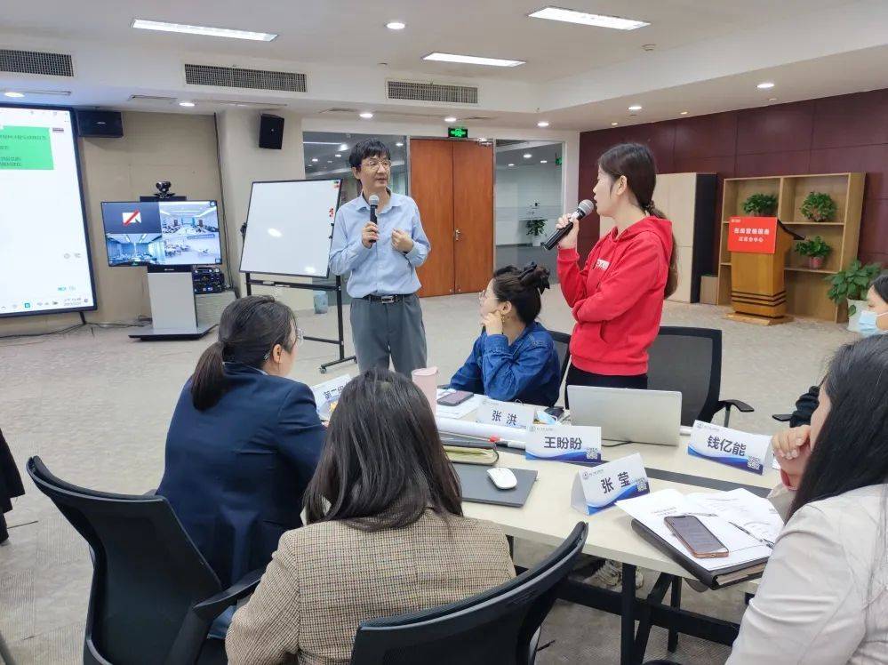 的观点,面对各小组的提问和观点,许老师结合自身经验和大量的实践案例