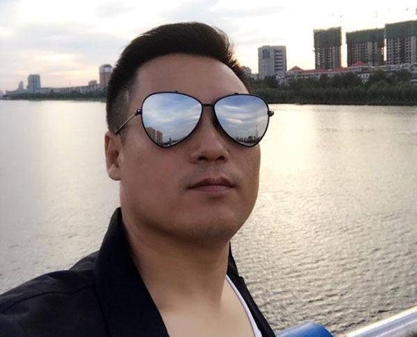 《乡村爱情》唯一实名演员,从小吃剩桔子,蹬三轮车,终成大器_宋晓峰