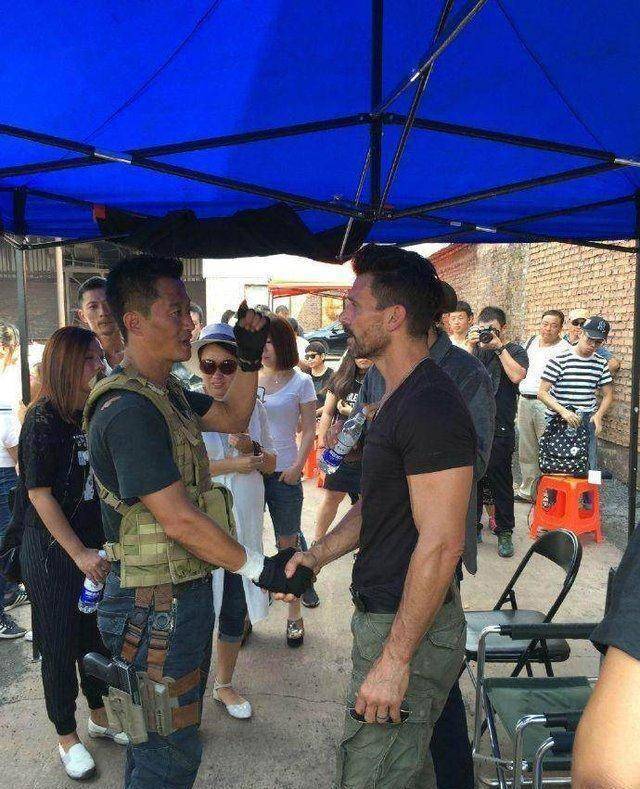 《战狼2》热血归来吴京以命相博以血相守_弗兰克·格里罗_萨姆·哈