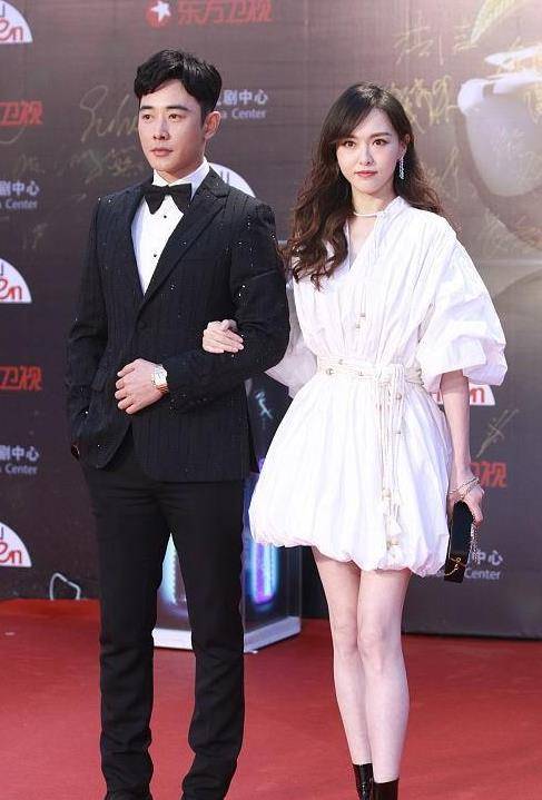 唐嫣罗晋合体走红毯,她穿花苞裙甜似小公主,罗晋假发太假显老派_设计