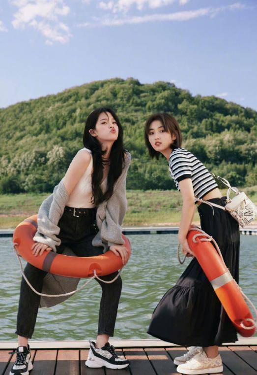 张子枫成00后华表影后,欧阳娜娜在线恭喜,狂秀英文表喜悦之情