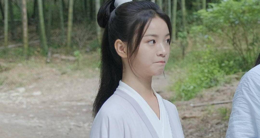 人们关于李庚希的质疑大多源自于她的资源与实力是